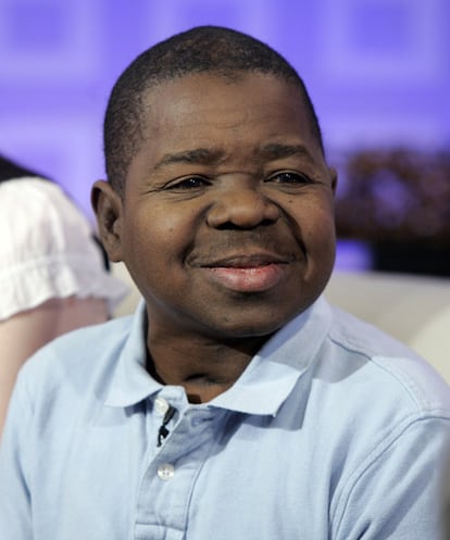 Gary Coleman, famoso por la serie infantil de los ochenta <i>Arnold</i> ha sido dado de alta tras ser internado en un centro mdico de Los Angeles con sntomas de un ataque cerebral, ha informado su agente. "Est bien. Ha vuelto a su hotel y est descansando cmodamente", ha dicho Robert Malcolm, en Los ?ngeles. El actor, de 41 a?os y ex estrella infantil de televisin, ingresel mircoles tras sufrir molestias y mareos cuando se encontraba promocionando su nueva pelcula <i>Midgets vs. Mascots</i>, que en Estados Unidos saldr en abril en DVD. Coleman salt a la fama cuando era peque?o al encarnar a Arnold Jackson, un ni?o afroamericano adoptado junto a su hermano Willis Jackson por una familia caucsica, en una serie emitida entre 1978 y 1986.