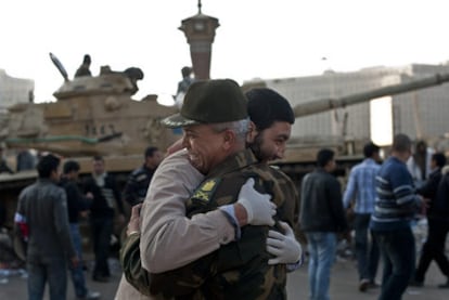 Un manifestante abraza a un militar en la plaza de la Liberación de El Cairo, epicentro de la revuelta que ha provocado la caída del presidente egipcio, Hosni Mubarak.