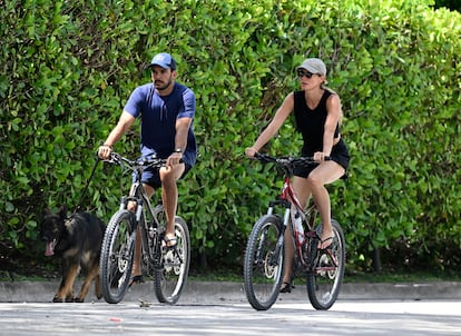 Joaquim Valente y Gisele Bündchen montan en bicicleta por Surfside, Florida, en julio de 2024.