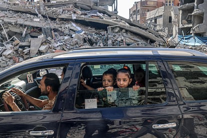 Un hombre conduce este jueves entre los escombros causados por un bombardeo israelí en Rafah, en la franja de Gaza.