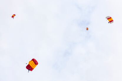 En los saltos de precisión, los paracaidistas se precipitan desde unos 1.000 metros. El paracaídas se abre segundos después de abandonar el avión.