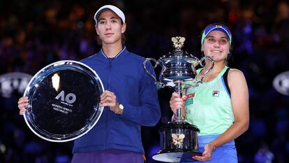 Muguruza (a la izquierda) y Kenin, con los trofeos tras la final.