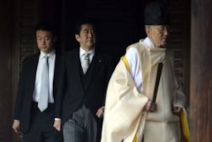 El primer ministro nip&oacute;n, Shinzo Abe (centro), sigue a un sacerdote durante su visita al templo Yasunuki en Tokio (Jap&oacute;n) el ueves 26 de diciembre de 2013. 