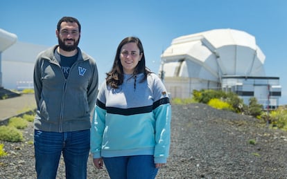 Michael Abdul-Masih y Ana Escorza, junto al Telescopio Mercator a la izquierda y el Telescopio Liverpool a la derecha, en el Observatorio del Roque de los Muchachos, en La Palma.