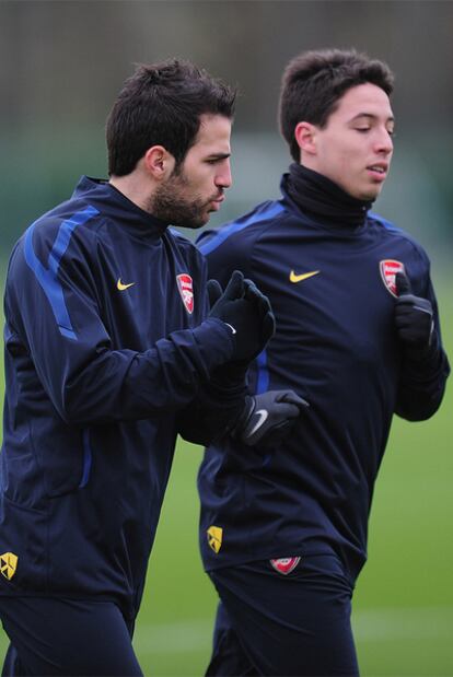 Cesc da explicaciones a Nasri durante la sesión de esta mañana en la ciudad deportiva de Colney.