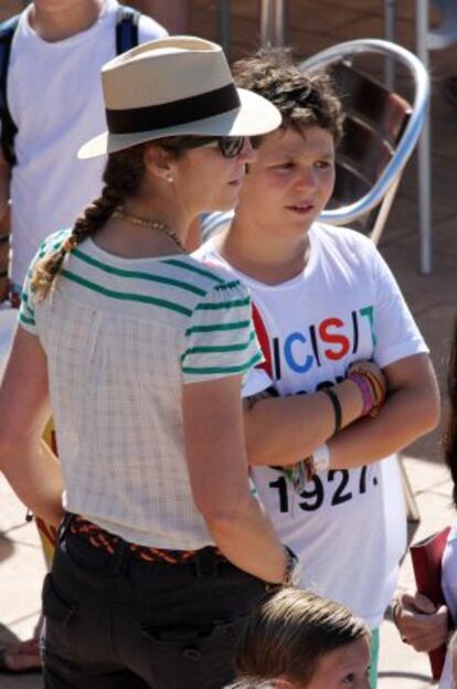 La infanta Elena y su hijo Felipe Froil&aacute;n, el pasado 29 de julio en Mallorca.