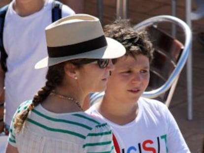 La infanta Elena y su hijo Felipe Froil&aacute;n, el pasado 29 de julio en Mallorca.