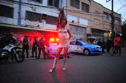 Una mujer trans en la comunidad de Alemão, en Río de Janeiro (Brasil), en octubre de 2014.