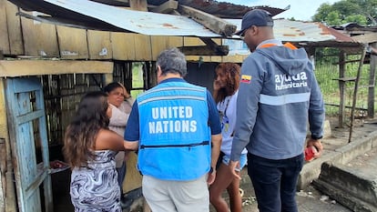 Personal de ayuda humanitaria dialoga con comunidades afectadas por el derrame en el Río Esmeraldas, en marzo 2025.