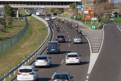 Una comitiva de motos con banderas independentistas escoltan a los presos políticos durante el traslado, a su paso por la autopista AP2, a la altura del área de servicio de Lleida. 