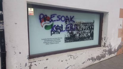 Pintada a favor de la excarcelación de presos de ETA realizada en la sede del PNV en Arrigorriaga.