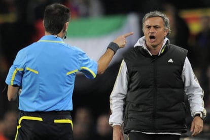 Mourinho protesta una decisión arbitral durante el clásico del miércoles en Barcelona.