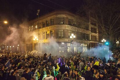 A torcida de Seattle celebra a vitória de sua equipe pelas ruas da cidade