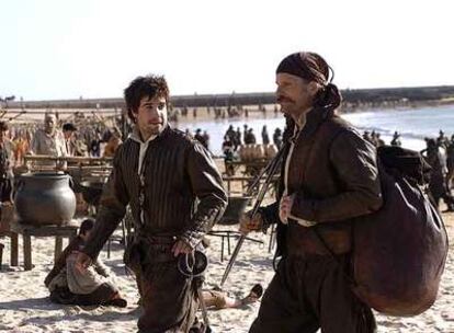 Unax Ugalde (a la izquierda) y Viggo Mortensen, en un fotograma de <i>Alatriste,</i> de Agustín Díaz Yanes.