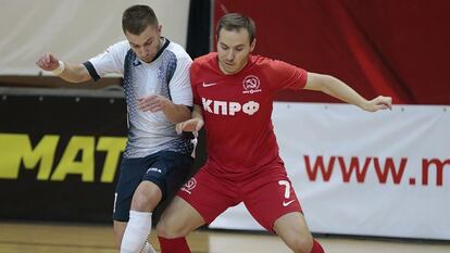 El jugador del KPRF Arser Bagirov (d), durante un partido.