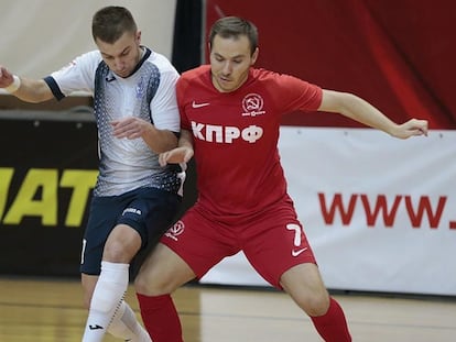 El jugador del KPRF Arser Bagirov (d), durante un partido.