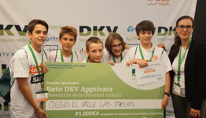 Estudiantes del Colegio El Valle-Las Tablas reciben el premio del 'Hackathon de Salud Junior'.