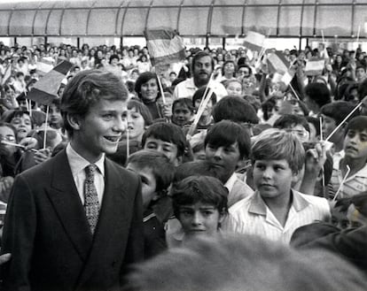 3 de octubre de 1983. Don Felipe inaugura un colegio que lleva su nombre en Boadilla del Monte (Madrid). En la imagen, el Príncipe con algunos alumnos asistentes al acto.