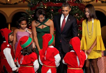 La Casa Blanca celebra en grande la Navidad desde recién entrado diciembre. Y, como ya se acerca a pasos agigantados, el presidente Obama y su familia han recibido a los elfos que ayudan a Papa Noel durante la celebración <i>Navidad en Washington</i>, llevada a cabo el fin de semana en el Museo de la residencia presidencial.