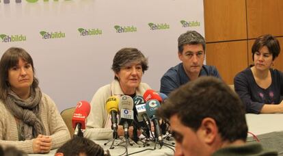 Laura Mintegui (en el centro) durante la rueda de prensa de EH Bildu para explicar su postura ante la propuesta del PNV.
