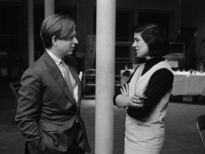 Susan Sontag (Nueva York, 1933-2004) y Tom Wolfe, en una fotografía de los años sesenta tomada durante una fiesta en casa de Robert Rauschenberg.