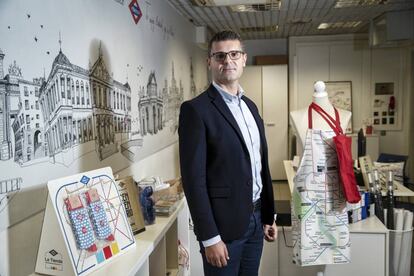 Jorge Barrero, en la tienda de merchandising de Metro de Madrid, en la estación de Sol.