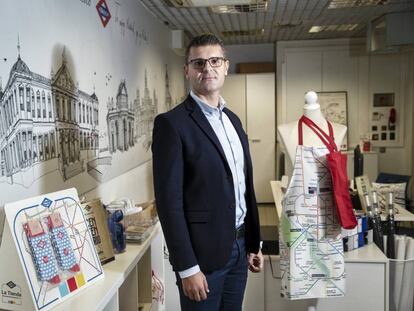 Jorge Barrero, en la tienda de merchandising de Metro de Madrid, en la estación de Sol.