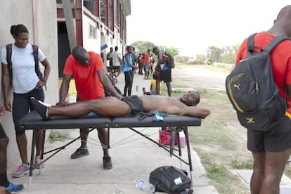 Nesta Carter, doble campeón olímpico en la prueba de relevos de 4×100 metros, tumbado sobre una camilla de estiramientos al terminar su entrenamiento en la pista aledaña al estadio nacional de Kingston.