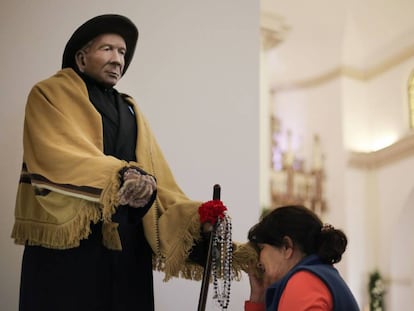 Una peregrina reza ante la imagen del cura Brochero en la iglesia Nuestra Señora del Tránsito, en Villa Cura Brochero, Argentina.