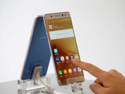 Un empleado de Samsung Electronics muestra el Galaxy Note 7 en Seúl