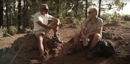 El paciente Esteban Santana, a la izquierda, y el dermatólogo Gregorio Carretero realizaron una etapa del Camino juntos en Gran Canaria.