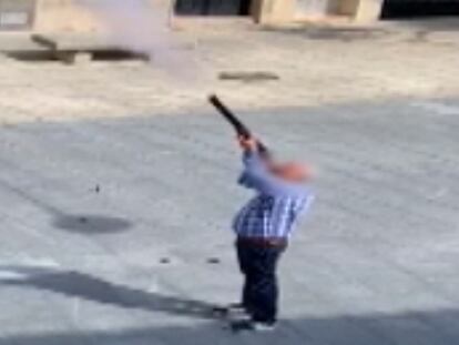 Un hombre pega tiros al aire en Malpartida durante la cuarentena.
