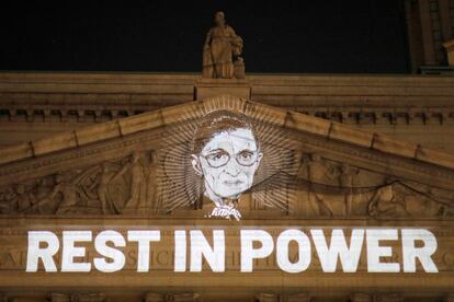 Una imagen de la juez de la Corte Suprema de Estados Unidos, Ruth Bader Ginsburg, se proyecta en el edificio del Supremo estatal de Nueva York (EE UU), después de su fallecimiento el 18 de septiembre de 2020.