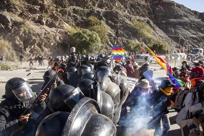 La policía contiene contiene una protesta en contra de la reforma constitucional en Jujuy, en el norte e Argentina, este fin de semana.