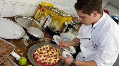 Un cocinero prepara un men&uacute; con la quinoa como ingrediente principal.