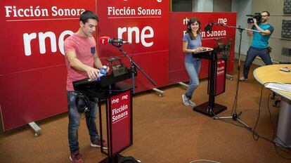 Alejo Sauras y Carolina Alba durante el proceso de grabación del podcast Bienvenido a la pasarela, el podcast transmedia de la serie 'Estoy vivo'.