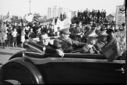 Juan Negrín y el general Vicente Rojo. Al fondo, Robert Capa, fotografiados por Agustí Centelles.