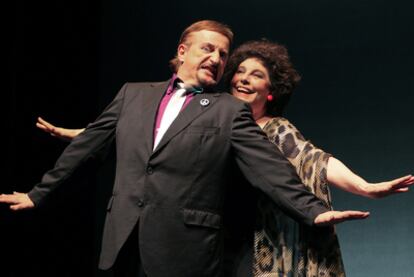 Javier Gurruchaga y Charo López en <i>Carcajada salvaje</i>, en el teatro Bellas Artes.