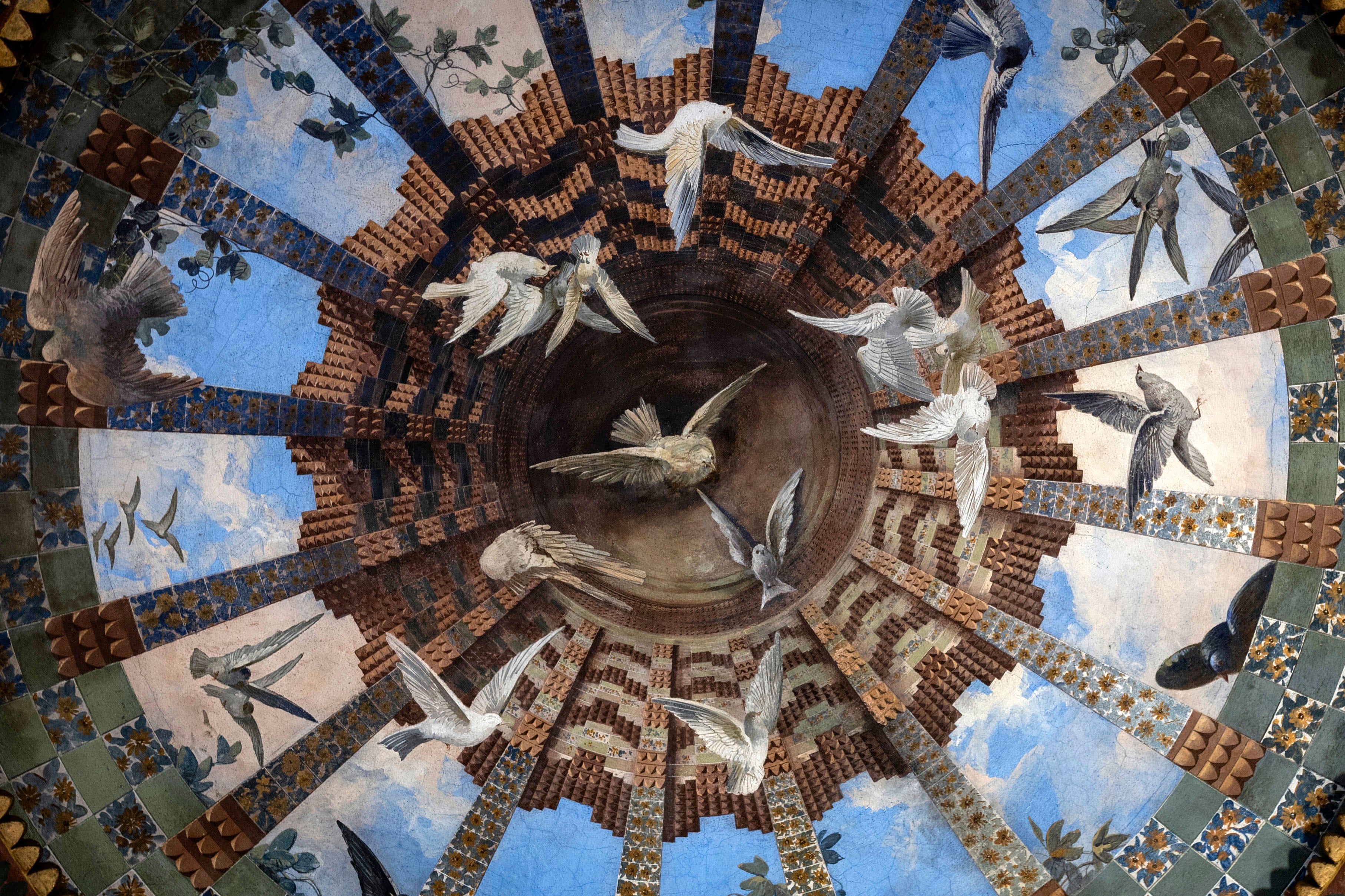 El techo abovedado de la Casa Vicens, en Barcelona, está decorado con un trampantojo. 
