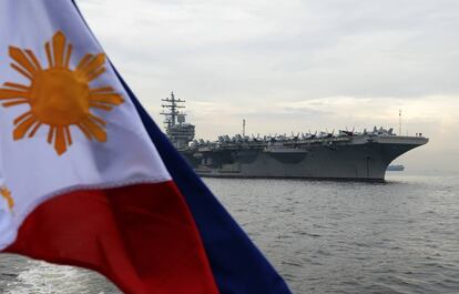 El portaaviones nuclear estadounidense Ronald Reagan, fondeado en la bahía de Manila en junio de 2018.