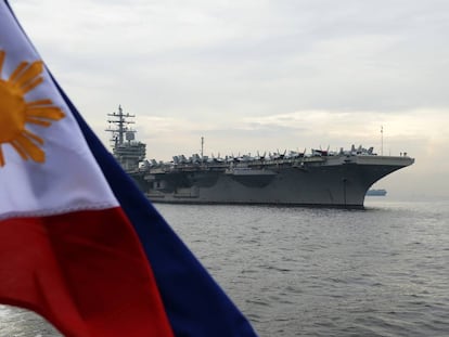 El portaaviones nuclear estadounidense Ronald Reagan, fondeado en la bahía de Manila en junio de 2018.