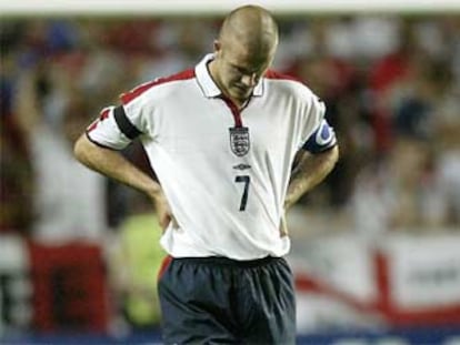 Beckham, cabizbajo tras fallar un penalti ante Portugal.