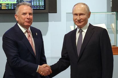 El presidente ruso, Vladímir Putin, y el enviado especial estadounidense, Steve Witkoff, este viernes en San Petersburgo.
