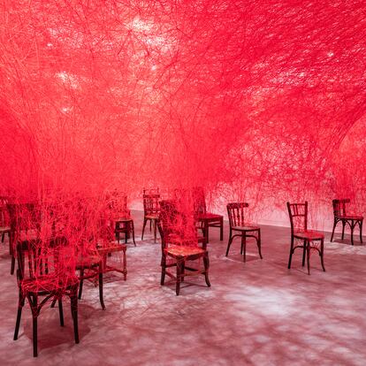 Chiharu Shiota. Everyone, a Universe (Cadascú, un univers / Cada, quien un
universo), 2024. Fundació Antoni Tàpies, Barcelona. Fotografia: Pep Herrero © VEGAP i
l’artista, 2024