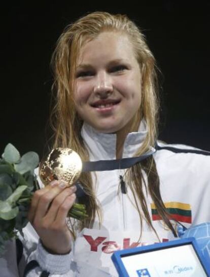 Ruta Meilutyte posa con el oro conseguido en los 100 braza