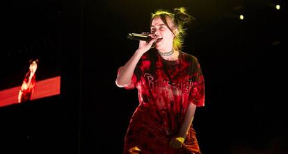 La cantant i compositora nord-americana Billie Eilish durant el concert d'aquesta dilluns en el Palau Sant Jordi, a Barcelona.
