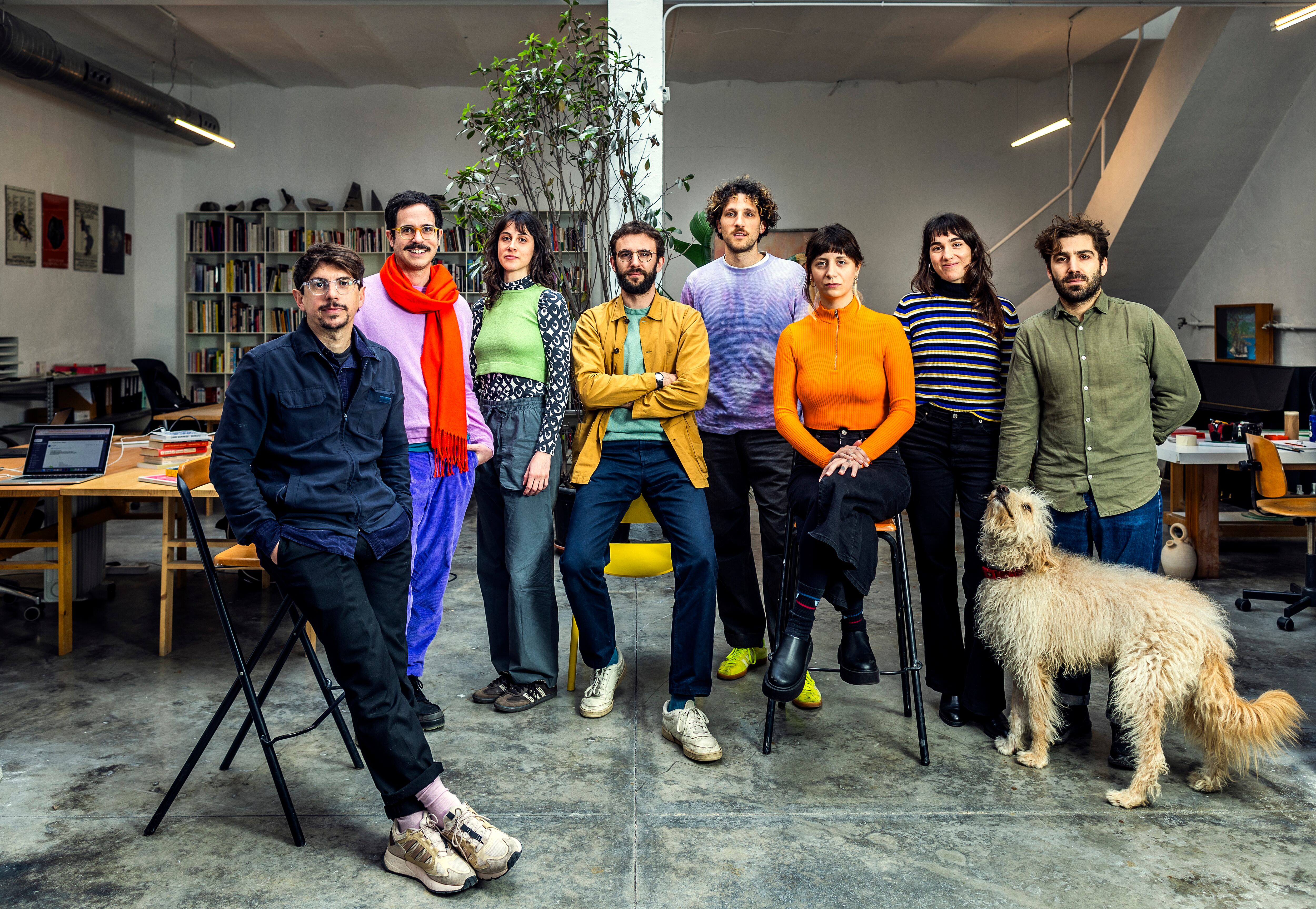 Miembros del Instituto de Estudios Posnaturales. De izquierda a derecha, Gabriel Alonso, Yuri Tuma, Emma Prats, Karol Muñozcano, Matteo Guarnaccia, Clara Benito (colaboradora externa), Alicia Sánchez y Pablo Ferreira, en Madrid, el 3 de marzo de 2024.