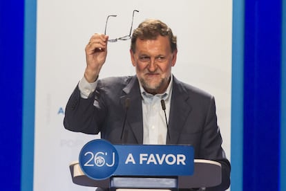 El Presidente del Gobierno en funciones, Mariano Rajoy, muestra las gafas nuevas para recordar la agresión sufrida en la anterior campaña electoral durante su paseo por Pontevedra.