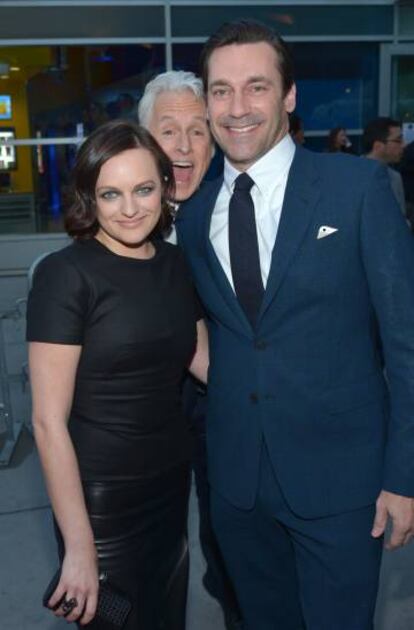 Elisabeth Moss John Slattery, en el centro, y Jon Hamm, compañeros de reparto 'Mad Men', en Los Ángeles en 2014.