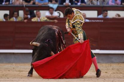 El diestro Daniel Luque, durante su faena en Las Ventas. 